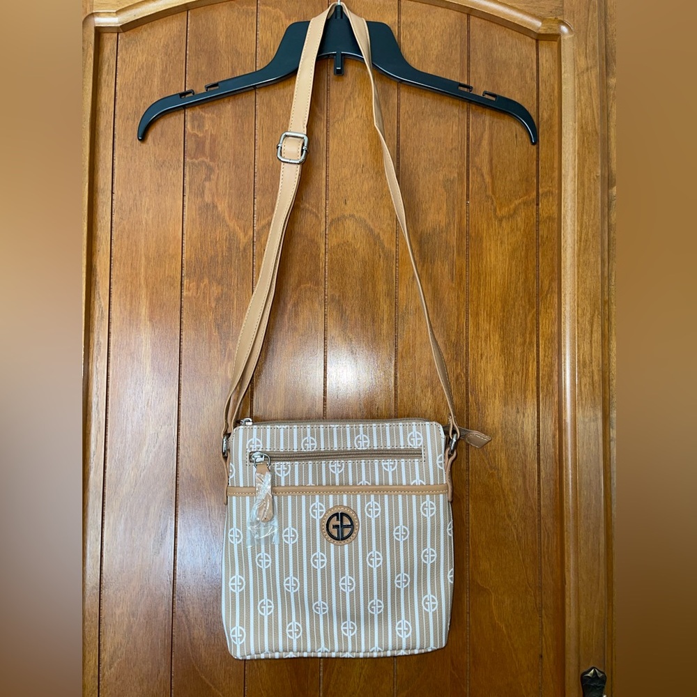 ✨HP✨ NWOT “GIANI BERNINI” TAN/BEIGE CROSSBODY PURSE WITH ADJUSTABLE STRAP